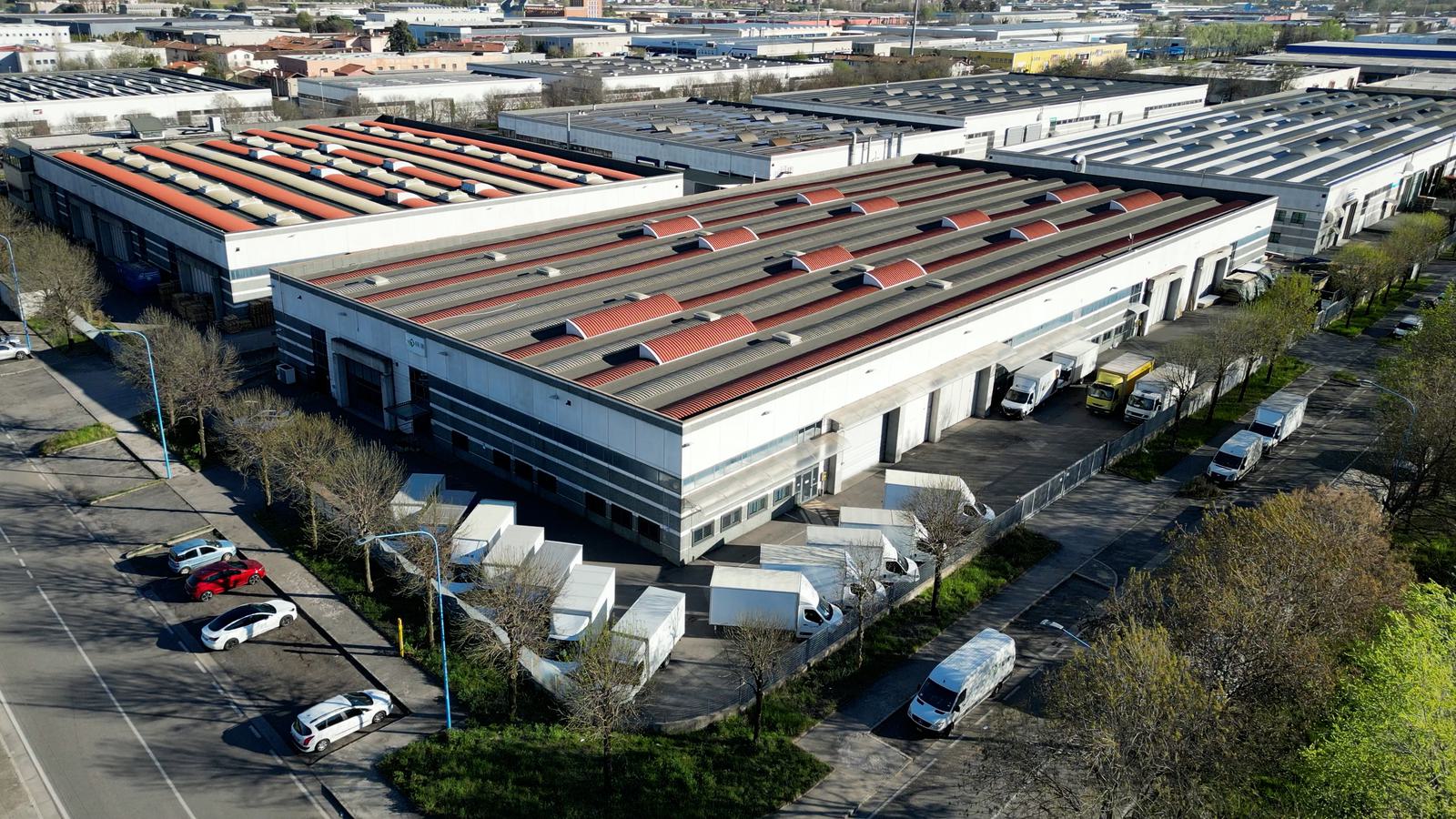 Vista aerea della sede operativa Ital Log a Brescia: magazzino e piazzale con i mezzi