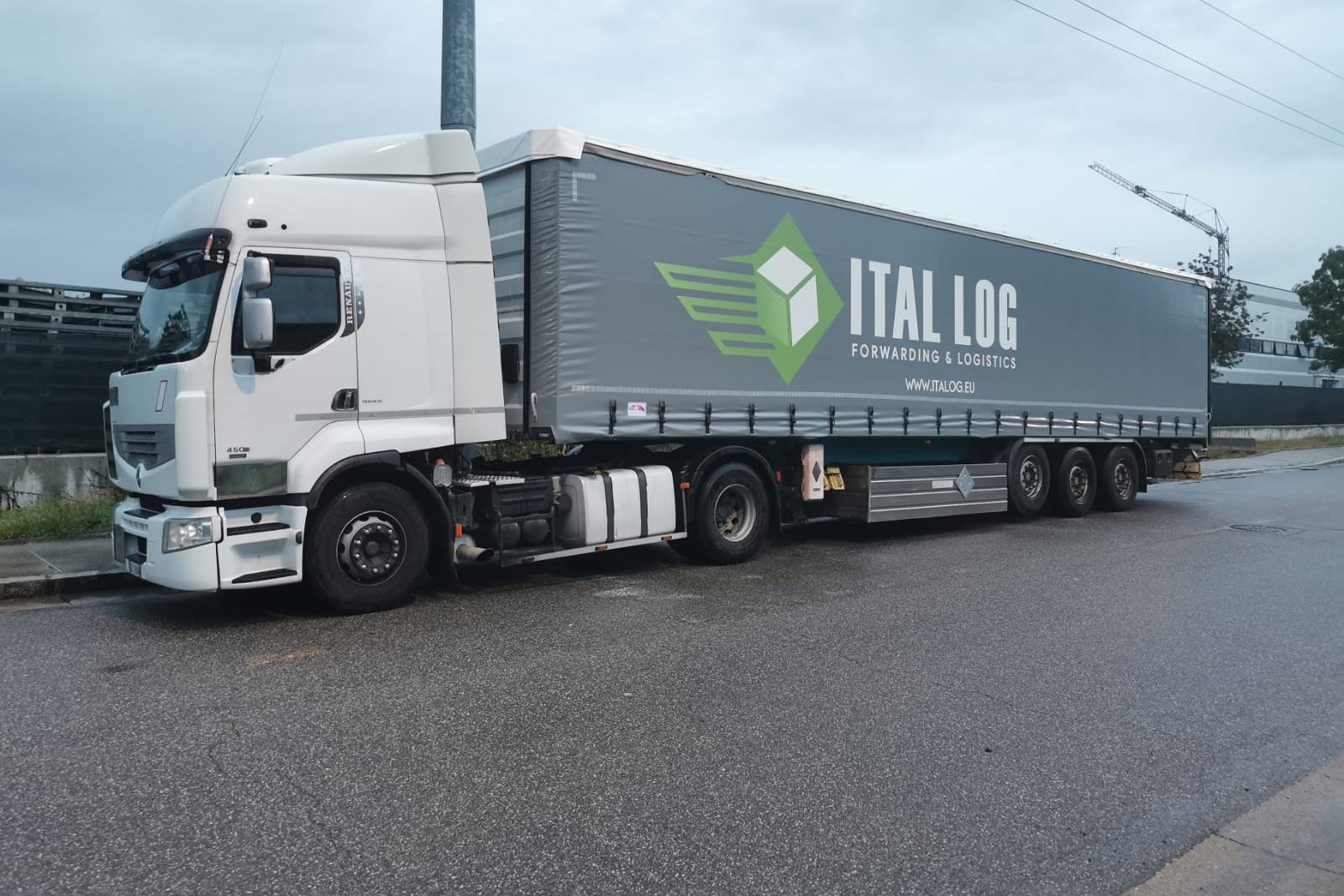 Motrice bianca Ital Log con semirimorchio centinato: trasporto pallet da Brescia in Italia e in Europa