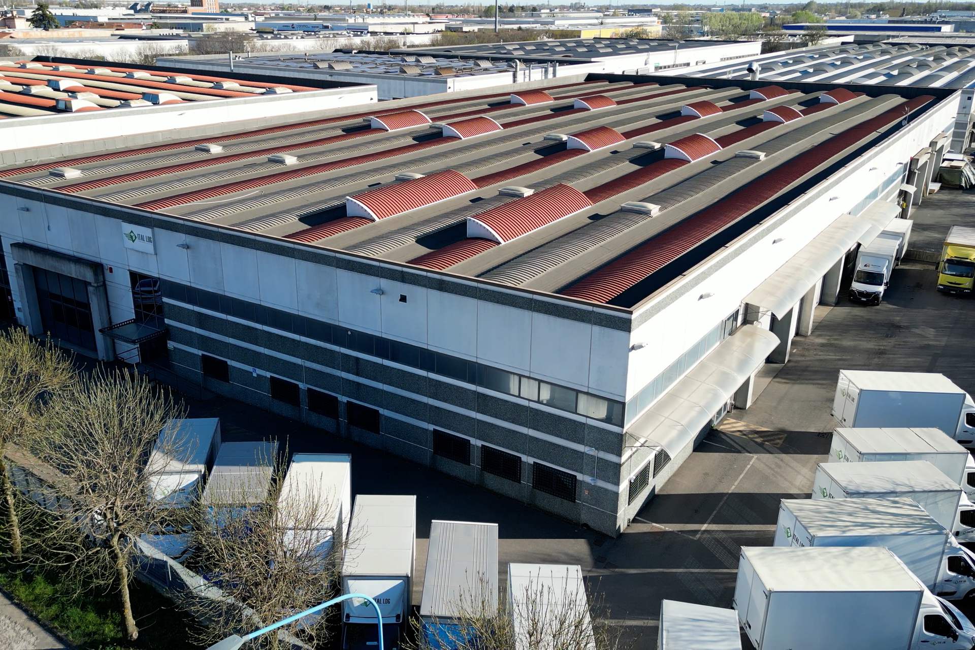 Vista aerea del magazzino Ital Log a Brescia con i mezzi in carico alle baie: stoccaggio e distribuzione merci