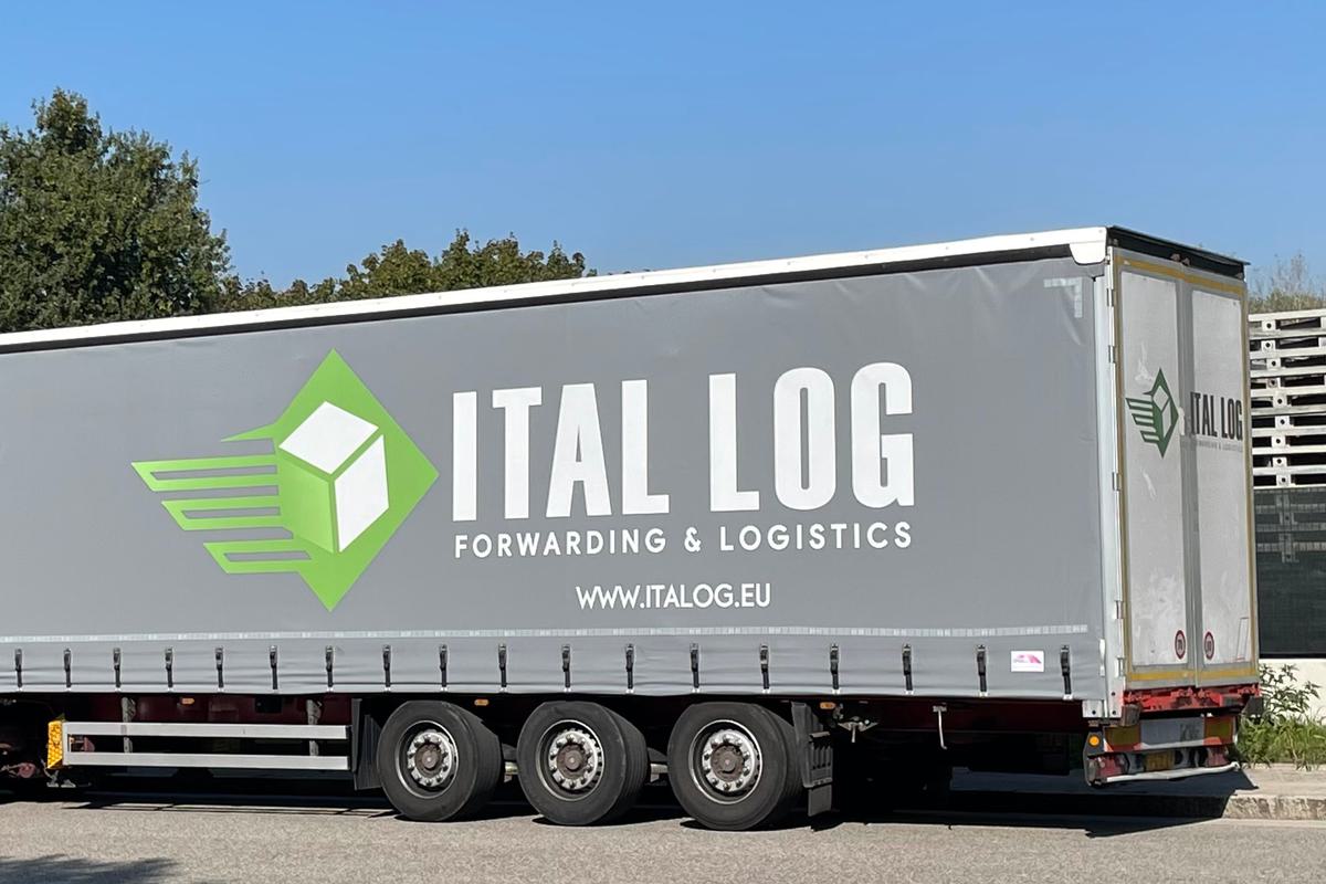 Semirimorchio centinato Ital Log per il trasporto pallet da Brescia in Italia e in Europa